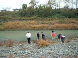 神流川で水切り遊びをする少年たち
